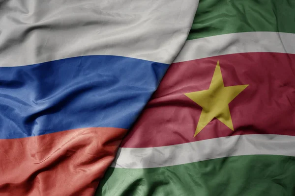 Большой Размахивающий Реалистичным Национальным Красочным Флагом России Национальным Флагом Суринама — стоковое фото