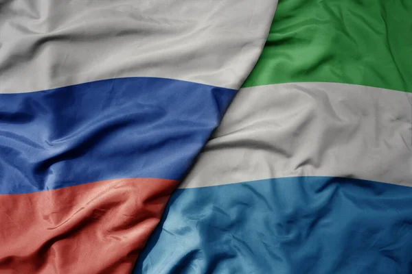 Размахивая Реалистичным Национальным Красочным Флагом России Национальным Флагом Сьерра Леоне — стоковое фото