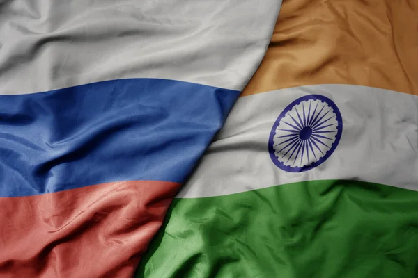 大摇大摆的现实的国家五彩缤纷的俄罗斯国旗和印度国旗 — 图库照片
