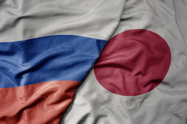 大摇大摆的现实的国家五彩缤纷的俄罗斯国旗和日本国旗 — 图库照片