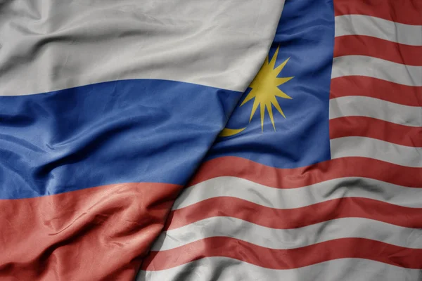 Большой Размахивающий Реалистичным Национальным Красочным Флагом России Национальным Флагом Малайзии — стоковое фото