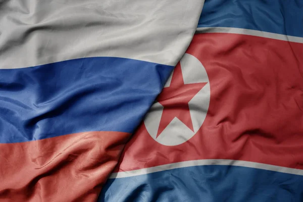 大摇大摆的现实的俄罗斯国旗和北朝鲜国旗 — 图库照片