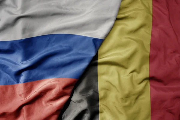 Duże Machanie Realistyczne Narodowe Kolorowe Flagi Rosji Flagi Narodowej Belgii — Zdjęcie stockowe