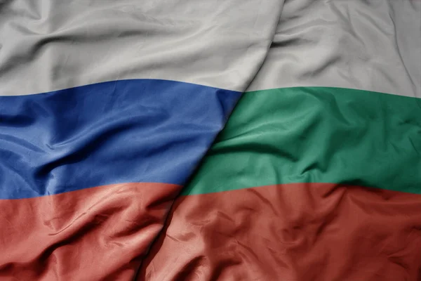 Великий Махаючий Реалістичний Національний Барвистий Прапор Росії Національний Прапор Болгарії — стокове фото