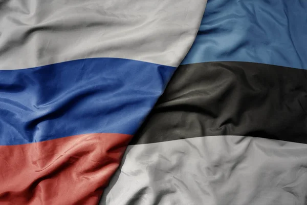 Великий Махаючий Реалістичний Національний Барвистий Прапор Росії Національний Прапор Естонії — стокове фото