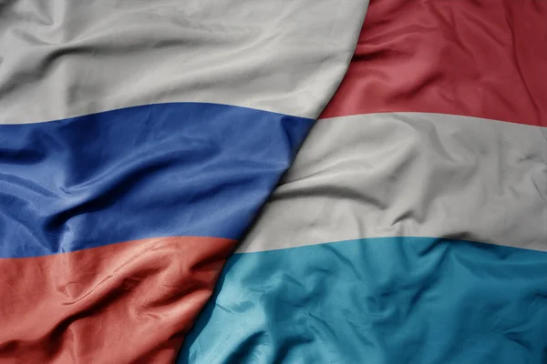Большой Размахивающий Реалистичным Национальным Красочным Флагом России Национальным Флагом Луксембурга — стоковое фото