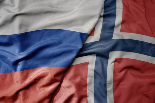 大摇大摆的现实的国家五彩缤纷的俄罗斯国旗和挪威国旗 — 图库照片