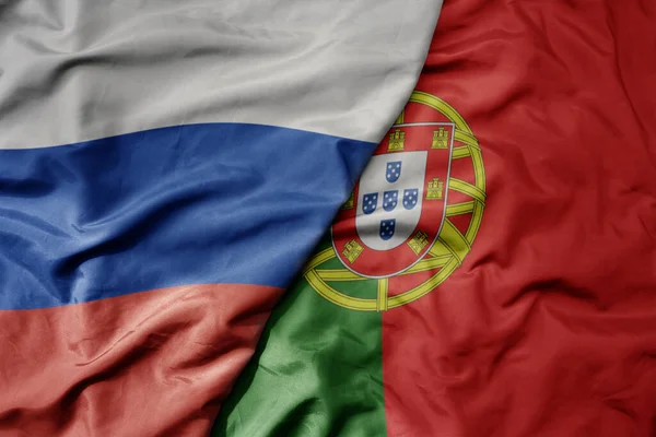 ロシアの現実的な国旗とポルトガルの国旗を振る大きな マクロ マクロ — ストック写真