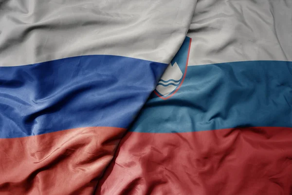 Большой Размахивающий Реалистичным Национальным Красочным Флагом России Национальным Флагом Словении — стоковое фото