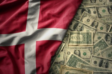 Danimarka 'nın bayrağını Amerikan dolarları üzerinde sallayan büyük, renkli bir bayrak. finans kavramı