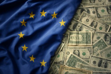 Amerikan dolarları üzerinde Avrupa Birliği 'nin ulusal bayrağını sallayan büyük bir bayrak. finans kavramı