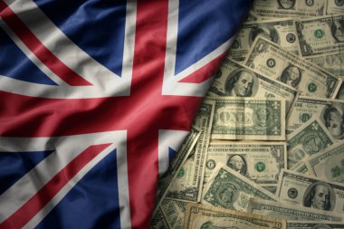 Büyük Britanya 'nın bayrağını Amerikan dolarları üzerinde sallayan büyük renkli bir bayrak. finans kavramı