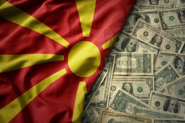 Massachusetts 'in ulusal bayrağını Amerikan dolarları üzerinde sallayan büyük bir bayrak. finans kavramı