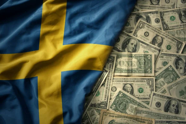 Große Bunt Schwenkende Schwedische Nationalflagge Auf Einem Hintergrund Amerikanischen Dollargeldes — Stockfoto
