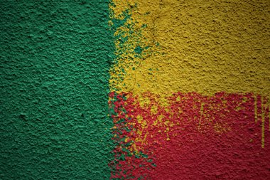 Büyük, eski, renkli bir duvara kocaman bir bayrak asmışlar.