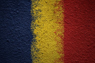 Büyük, eski, renkli bir duvarda kocaman bir Chad bayrağı.