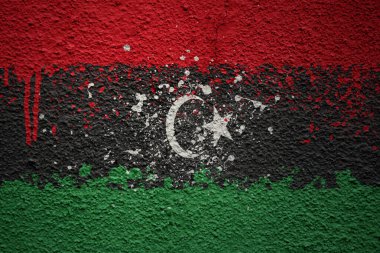 Büyük, eski, renkli bir duvarda büyük bir ulusal libya bayrağı.