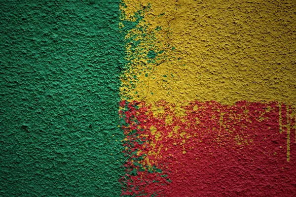 Красочный Раскрашенный Большой Национальный Флаг Бенина Массивной Старой Треснутой Стене — стоковое фото
