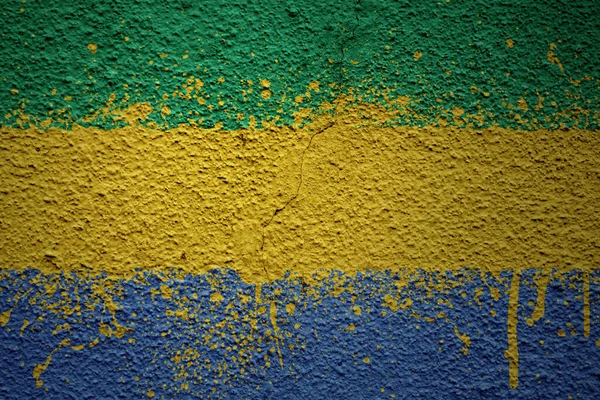 Färgglada Målade Stora Nationella Flaggan Gabon Massiv Gammal Sprucken Vägg — Stockfoto