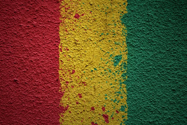 Kolorowe Malowane Duże Flagi Narodowe Gwinei Masywnym Starym Pękniętym Murze — Zdjęcie stockowe