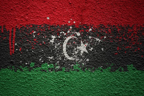 巨大な古い割れた壁にリビアの大きな国旗を塗ったカラフルな — ストック写真