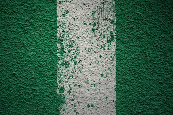 Красочный Раскрашенный Большой Национальный Флаг Нигерии Массивной Старой Треснутой Стене — стоковое фото