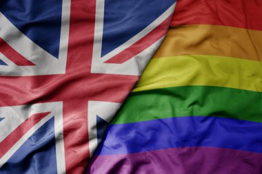 Büyük Britanya ve gökkuşağı eşcinsellik bayrağının ulusal bayrağını sallıyor. makro