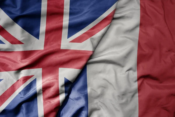 Большой Размахивая Национальным Красочным Флагом Великобритании Национальным Флагом Франции Macro — стоковое фото