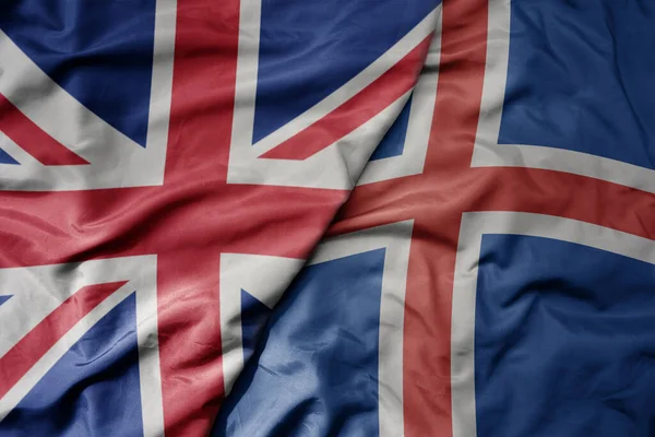 大摇大摆的五彩缤纷的英国国旗和冰原国旗 — 图库照片
