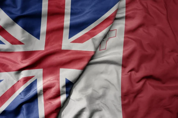 Большой Размахивая Национальным Красочным Флагом Великобритании Национальным Флагом Мальты Macro — стоковое фото