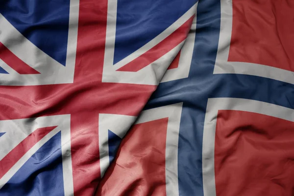 Большой Размахивая Национальным Красочным Флагом Великобритании Национальным Флагом Норвегии Macro — стоковое фото