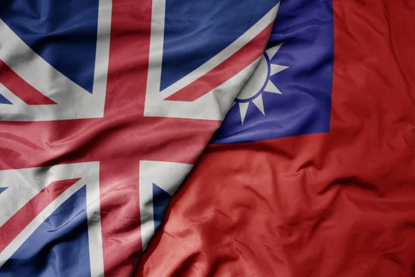 Большой Размахивая Национальным Красочным Флагом Великобритании Национальным Флагом Тайвана Macro Стоковое Изображение