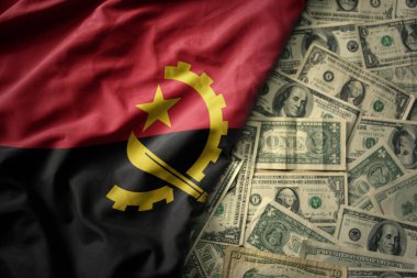 Angola 'nın ulusal bayrağını Amerikan dolarları üzerinde sallayan büyük renkli bir fon. finans kavramı