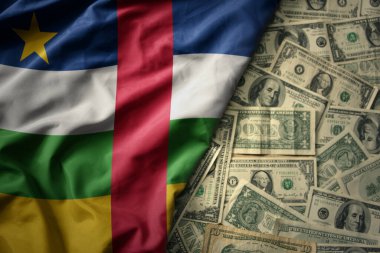 Orta Afrika Cumhuriyeti 'nin bayrağını Amerikan dolarları üzerinde sallayan büyük renkli bir bayrak. finans kavramı