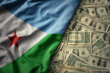 Djibouti 'nin bayrağını Amerikan dolarının arka planında sallayan büyük renkli bir bayrak. finans kavramı