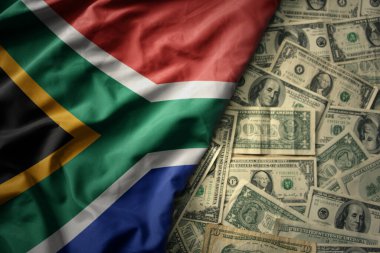 Güney Afrika 'nın bayrağını Amerikan dolarları üzerinde sallayan büyük renkli bir bayrak. finans kavramı