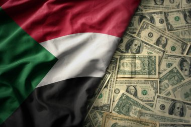 Sudan 'ın ulusal bayrağını Amerikan dolarları üzerinde sallayan büyük renkli bir fon. finans kavramı