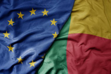 Avrupa Birliği 'nin ve Benin' in ulusal bayrağının büyük, gerçekçi ulusal bayrağını sallıyor. makro