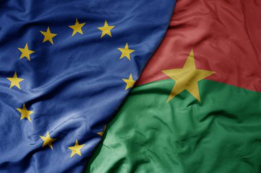 Avrupa Birliği 'nin ve Burkina faso' nun ulusal bayrağının büyük ve gerçekçi ulusal bayrağını sallıyor. makro