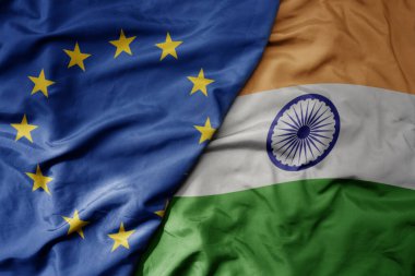 Avrupa Birliği 'nin ve Hindistan' ın ulusal bayrağının büyük, gerçekçi ulusal bayrağını sallıyor. makro