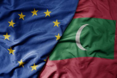 Avrupa Birliği 'nin ve Maldivler' in ulusal bayrağını sallayan büyük, gerçekçi ulusal bayrak. makro