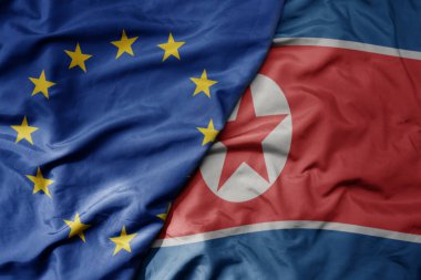 Avrupa Birliği 'nin gerçekçi ulusal bayrağı ve Kuzey Kore' nin ulusal bayrağı sallanıyor. makro