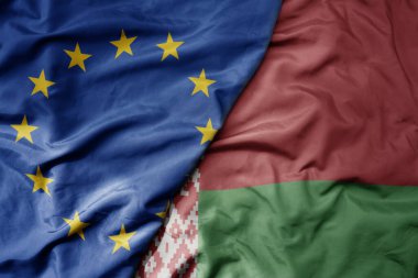 Avrupa Birliği 'nin ve Beyaz Rusya' nın ulusal bayrağının büyük ve gerçekçi ulusal bayrağını sallıyor. makro