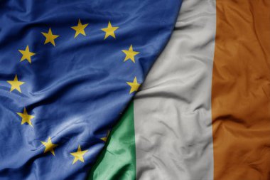 Avrupa Birliği 'nin ve İrlanda' nın ulusal bayrağının büyük, gerçekçi ulusal bayrağını sallıyor. makro