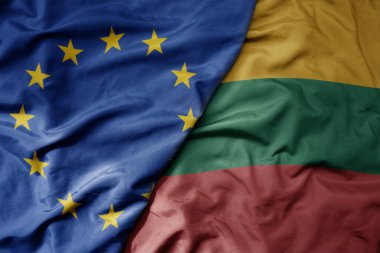 Avrupa Birliği 'nin ve Litvanya' nın ulusal bayrağının büyük ve gerçekçi ulusal bayrağını sallıyor. makro