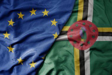 Avrupa Birliği 'nin gerçekçi ulusal bayrağı ve Dominika' nın ulusal bayrağı sallanıyor. makro