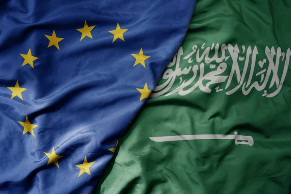 연합과 사우디 아라비아의 국기의 흔들리는 현실적인 다채로운 매크로 — 스톡 사진