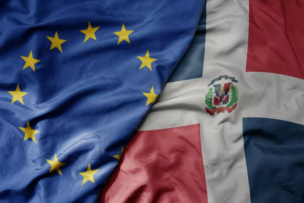 연합과 도미니카 공화국의 국기의 흔들리는 현실적인 다채로운 매크로 — 스톡 사진