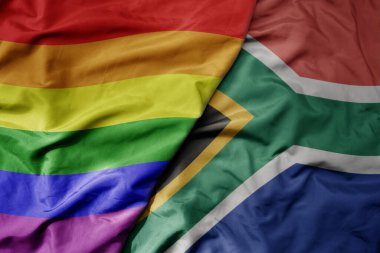 Güney Afrika 'nın ulusal renkli bayrağı ve gökkuşağı eşcinsellik gururu bayrağı sallanıyor. makro
