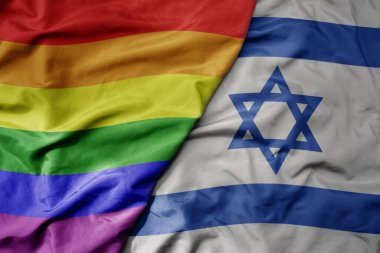 İsrail ve gökkuşağı eşcinsellik bayrağının büyük, gerçekçi ulusal bayrağını sallıyor. makro